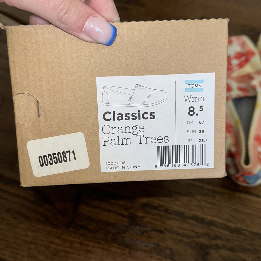 TOMS - Picture 2 of 3